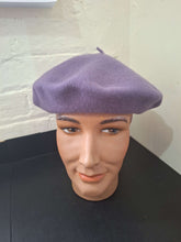 Load image into Gallery viewer, Parkhurst - Basque Beret - Merino Wool - Grape Frost
